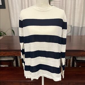 Liz Claiborne Cream & Navy Lightweight Sweater